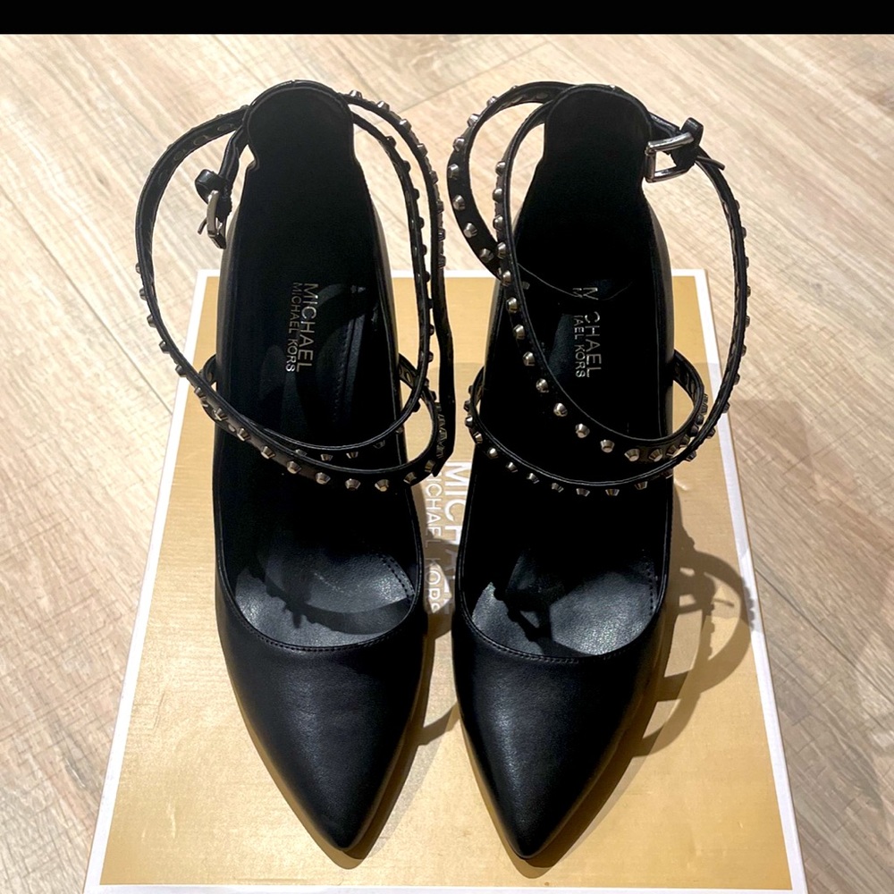 Michael kora, size 6